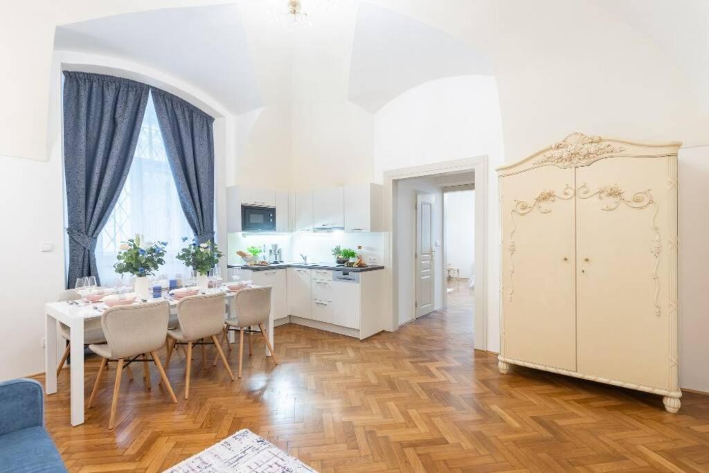 Rose Apartments / Romantic & Cozy / City Center Praga Exterior foto